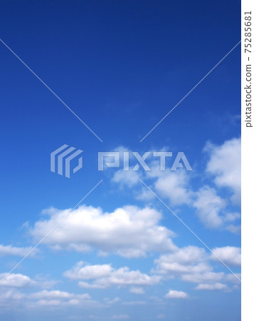 藍天和白雲垂直 75285681