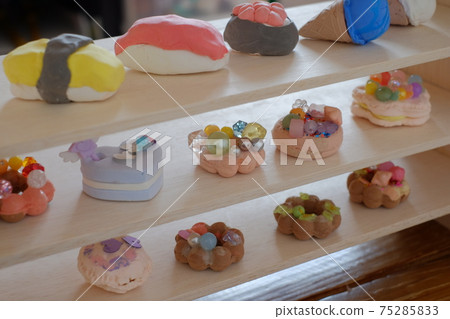 用紙黏土製作的假糖果 75285833