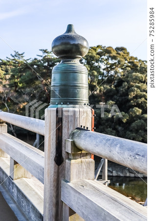 Giboshi on the railing of the bridge 75285984