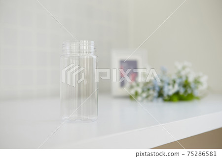 Plastic bottles Plastic bottles 75286581