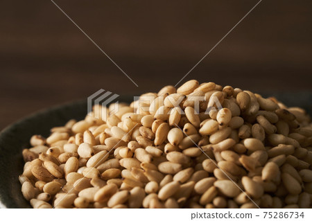 Roasted sesame scooped with lotus 75286734