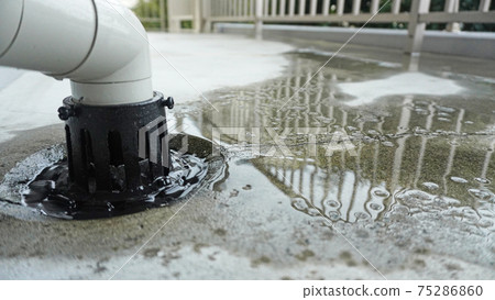 Rainwater that flows into concrete without being drained from the gutter 75286860