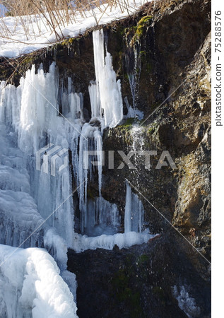 Humbe瀑佈在冬天 Humbe瀑佈在冬天 75288576