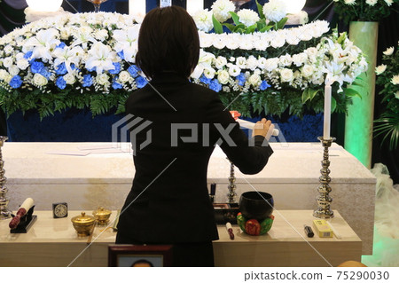 儀式女士為開幕式做準備 75290030