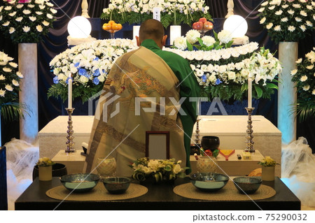 Guru who entered the ceremony hall 75290032