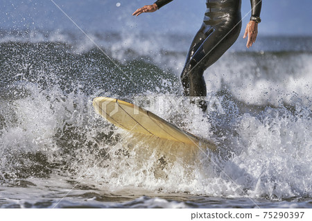 [在強風中衝浪在春季風暴中] 75290397