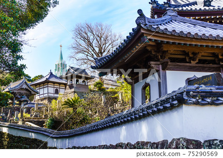 Scenery of temples and churches [Hirado City, Nagasaki Prefecture] 75290569