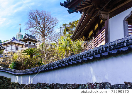 Scenery of temples and churches [Hirado City, Nagasaki Prefecture] 75290570