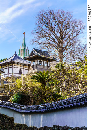 寺廟和教堂的風景[長崎縣平戶市] 75290571