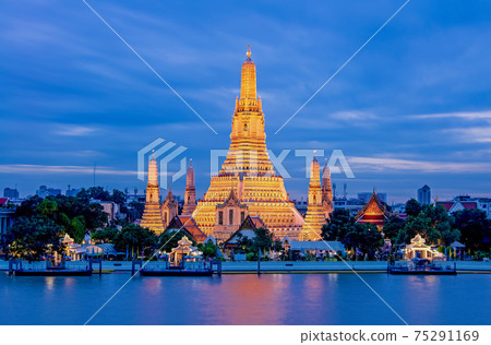 Arun Worawihan Temple Located on the Chao Phraya River, Thailand. At night the light illuminates the beautiful water. 75291169