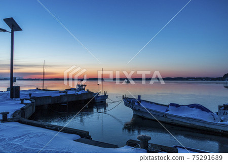 Lake Ogawara, Aomori Prefecture Before dawn and frozen lake surface Lake Ogawara, Aomori Prefecture Before dawn and frozen lake surface 75291689