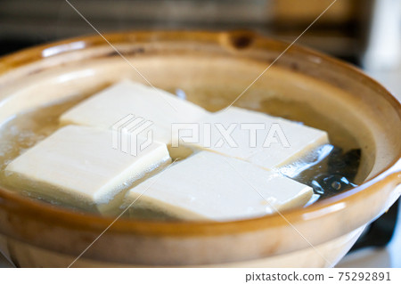 Yudofu being cooked in a clay pot Yudofu being cooked in a clay pot 75292891