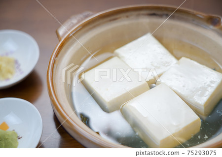 湯豆腐在煲中煮熟 湯豆腐在煲中煮熟 75293075