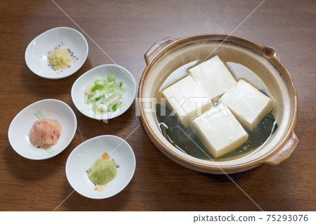 Yudofu cooked in a clay pot Yudofu cooked in a clay pot 75293076