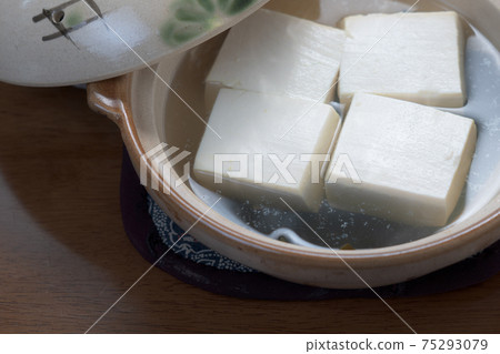 Yudofu cooked in a clay pot Yudofu cooked in a clay pot 75293079