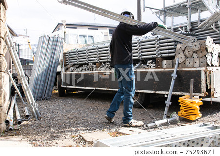 Craftsman dismantling the scaffolding Craftsman dismantling the scaffolding 75293671
