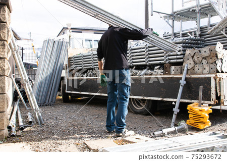 Craftsman dismantling the scaffolding Craftsman dismantling the scaffolding 75293672