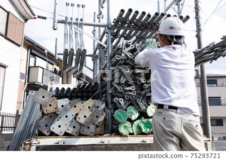 Craftsman dismantling the scaffolding 75293721