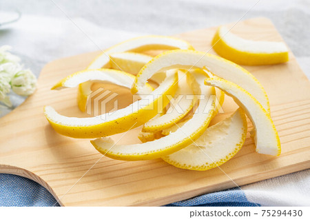 Making pomelo peel Making pomelo peel 75294430