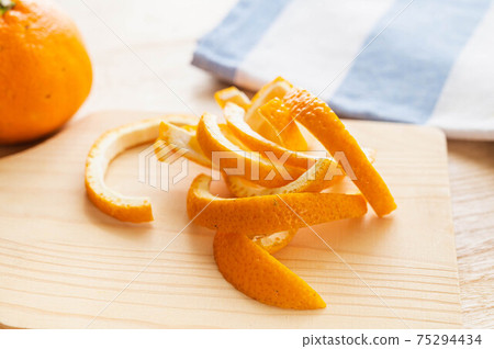 Making citrus peels 75294434