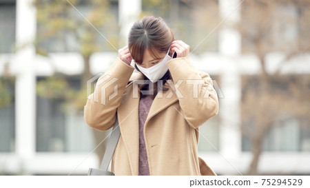 女人從口罩袋中取出口罩 75294529