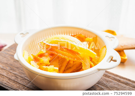 Making orange peel after boiling 75294599