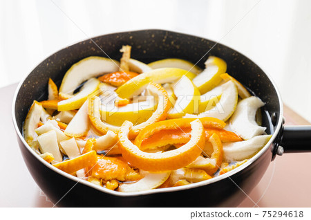 Boil the peel to make the peel Boil the peel to make the peel 75294618