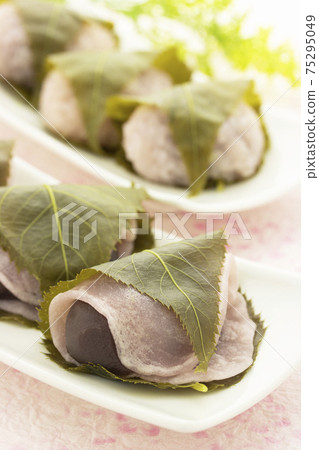 Kanto-style sakuramochi and Kansai-style sakuramochi 75295049