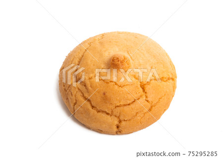macaroons isolated on white background macaroons isolated on white background 75295285