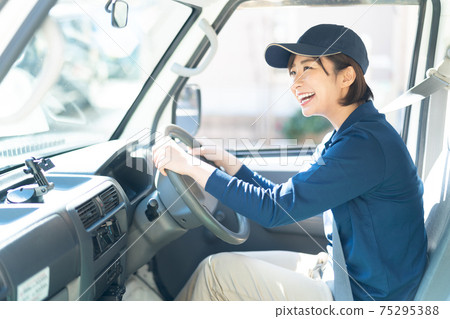 Cute delivery staff lady Cute delivery staff lady 75295388