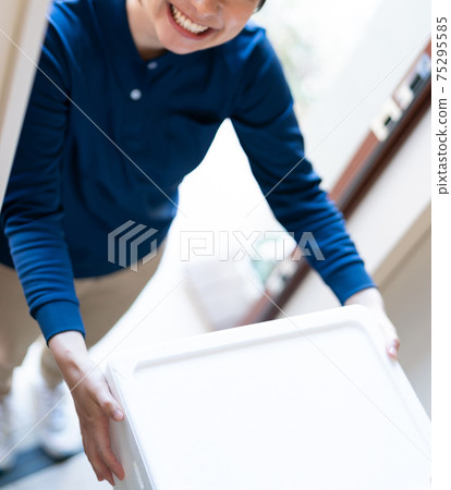 Delivery staff woman Delivery staff woman 75295585