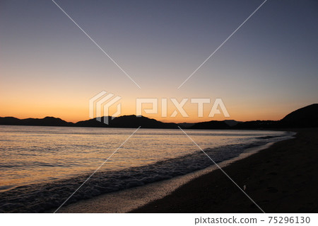 The beautiful scenery of the magic hour and the seven colors of light lit by the sun setting in the Seto Inland Sea! The beautiful scenery of the magic hour and the seven colors of light lit by the sun setting in the Seto Inland Sea! 75296130