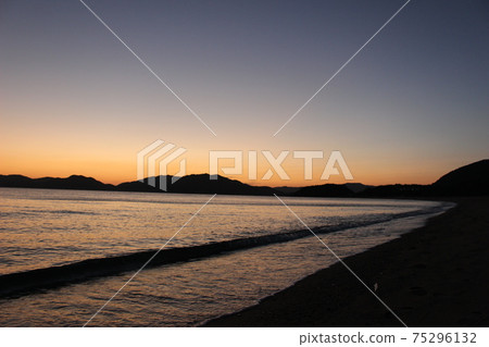 The beautiful scenery of the magic hour and the seven colors of light lit by the sun setting in the Seto Inland Sea! The beautiful scenery of the magic hour and the seven colors of light lit by the sun setting in the Seto Inland Sea! 75296132