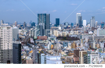 日本的東京城市景觀,大規模的綜合開發項目,俯瞰新宿的辦公大樓和池袋的副中心(屏幕右上方) 日本的東京城市景觀,大規模的綜合開發項目,俯瞰新宿的辦公大樓和池袋的副中心(屏幕右上方) 75296648