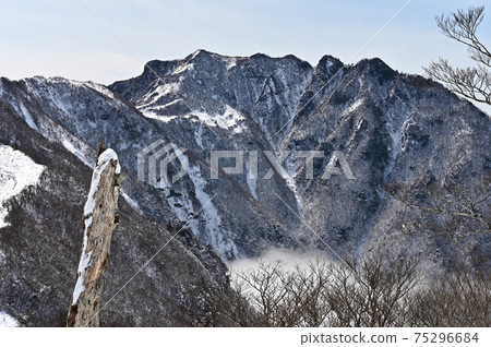 Winter scenery of Shikoku's famous peak "Iyo Fuji" 75296684