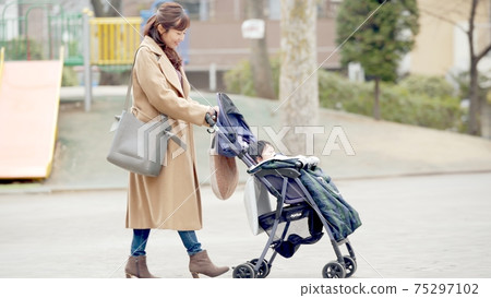Parents walking in the park 75297102