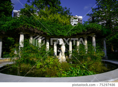 Jardines del Real, Walk in-between trees - Viveros Valencia, near old dry riverbed of the River Turia 75297486