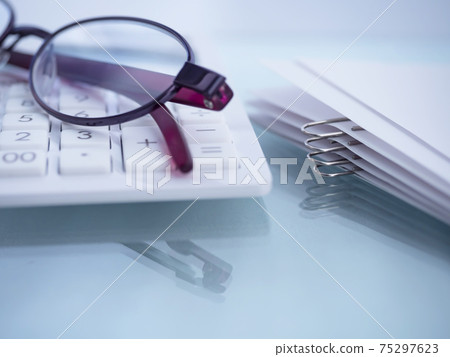 Business image · document · glasses · women 75297623