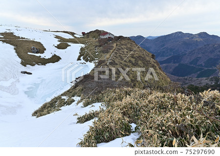 Winter scenery at the top of Mt. Miune, the most beautiful mountain in Shikoku Winter scenery at the top of Mt. Miune, the most beautiful mountain in Shikoku 75297690