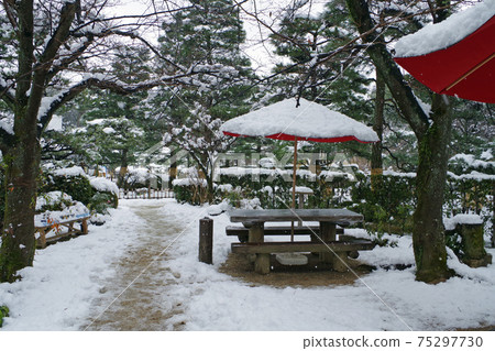 Hiroshima Shukkeien in a snowy landscape 75297730