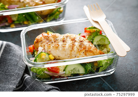 Lunch box containers with grilled chicken breast and fresh vegetable salad 75297999