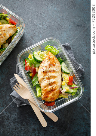 Lunch box containers with grilled chicken breast and fresh vegetable salad 75298008