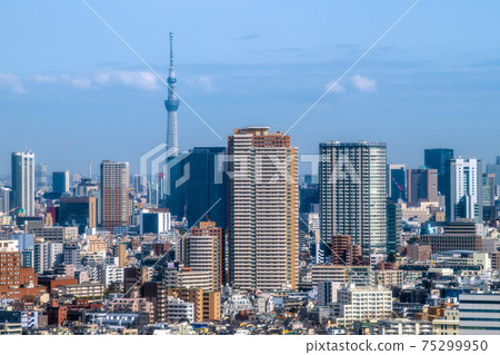 日本東京城市景觀的景色，例如新宿的東京晴空塔和塔樓公寓 75299950