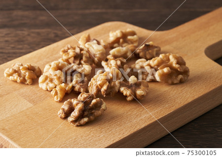 核桃在木砧板上 核桃在木砧板上 75300105