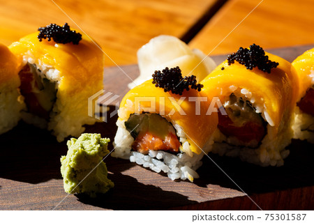 芒果壽司魚子醬 75301587