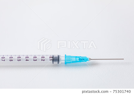 注射器和針頭的形象 注射器和針頭的形象 75301740
