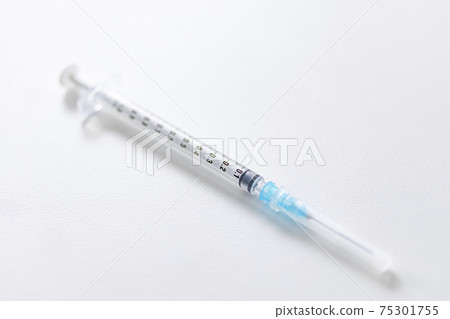 Image of syringe and needle 75301755
