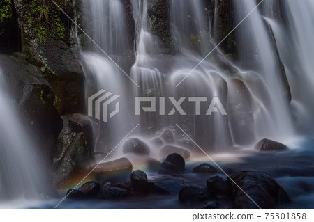 在菊池峽下游流淌著大量水的橫ko的壯麗景色 75301858