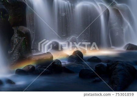 在菊池峽下游流淌著大量水的橫ko的壯麗景色 75301859