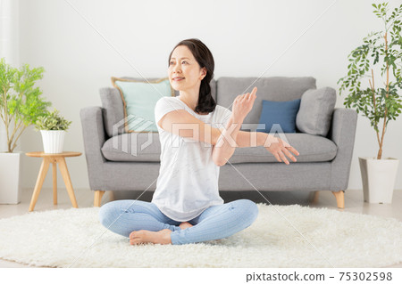 舒展在客廳的資深婦女在家 舒展在客廳的資深婦女在家 75302598